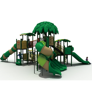Parco giochi all'aperto per bambini nella foresta con attrezzatura per scivolo per parco avventura